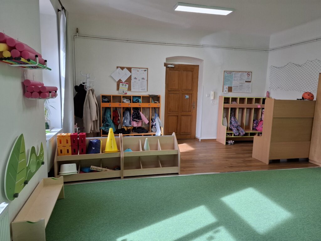 Cvrčkova školička - šatna